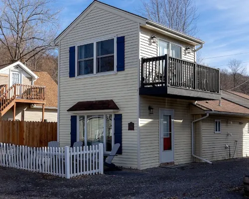 Peace and Quiet at the South Shore! with Lake Access and Dock for Boat. Hotels in Conesus