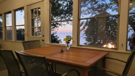 Charming vacation cottage since 1930 with a spectacular view of Lake Erie Отели в г. Ashtabula County