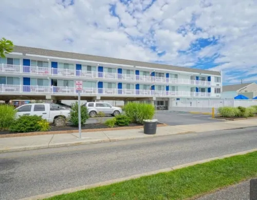 Cozy  condo getaway…short walk to the beach