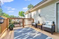 Convenient City Retreat with MASSIVE Backyard, 10 mins from Airport