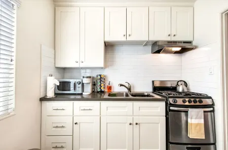 Stroll to the Beach from your 2nd Street Studio Отели рядом с достопримечательностью «Нейплс»