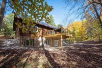 Luxurious Forest Getaway at Historic Baughman Park New Log Cabin 2 Hotels near Flint Ridge Vineyard & Winery