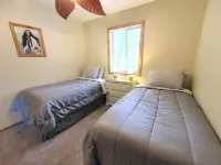 Serene Sunset View Lakehouse Near Cascade Mountain Hotels in Packwaukee