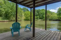 FREE Swim Hot Tub!! Nestled in the Trees on Cedar Creek Lake