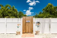 Dragonfly Lite – A tropical oasis with your own heated saltwater pool to enjoy! Отели рядом с достопримечательностью «Seven Mile Bridge»