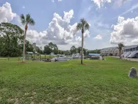 Waterfront on Ochlockonee Bay-Renovated condo & sparking pool