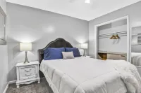 ❖Driveway❖15min → DT❖Family-Friendly❖Yard+Patios❖Corner Lot❖Reserved Parking❖