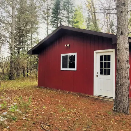 Quiet Lakeside log cabin with teaching/studio space available for retreats.