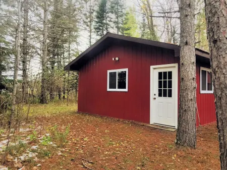 Quiet Lakeside log cabin with teaching/studio space available for retreats.
