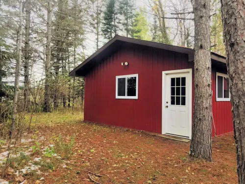 Quiet Lakeside log cabin with teaching/studio space available for retreats.