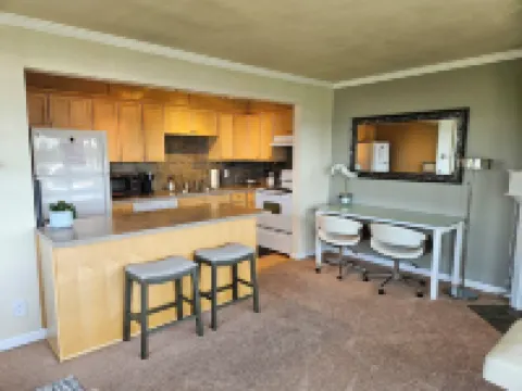 Relaxing View and Walking Distance to downtown Kirkland! Easy freeway access. โรงแรมในเคิร์กแลนด์