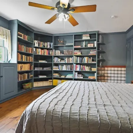 Charming Colonial w/Stream Access Pet Friendly
