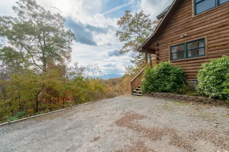 HAWKS RIDGE HIDEAWAY- Luxury Cabin & Great Get-Away! Amaazing view!