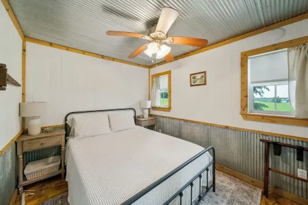 Lakefront Tiny Farm House, with pool, on quiet Lake Hudson