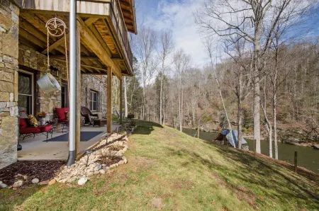 Paradise at the Rivers Edge! A Private Waterfront Log Cabin,snow ski/fish nearby