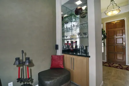 Lakefront Luxury Home with a Heated Pool, close to Peoria Sports Complex Отели рядом с достопримечательностью «The Legend at Arrowhead»