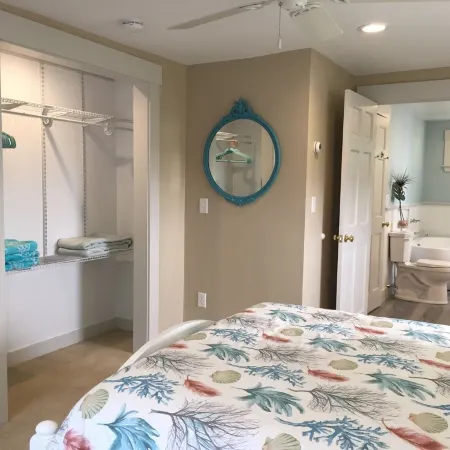 Waterfront Living w Stunning Views, Beautiful Decor, Kayaks, Private drive