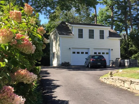 Falmouth Waterfront Carriage House Apt