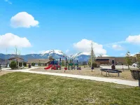 Lakefront Retreat - Cozy Condo for Year-Round Fun!