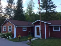 Boardman River Cottage, 2 bedroom 1 Bath steps away from the banks of the river