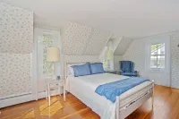 Gorgeous River Views! On Rails to Trails and just steps to quaint Collinsville Hotels in Canton