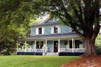 Twin Maples Farmhouse-Walk to Dining, Shops & Pubs