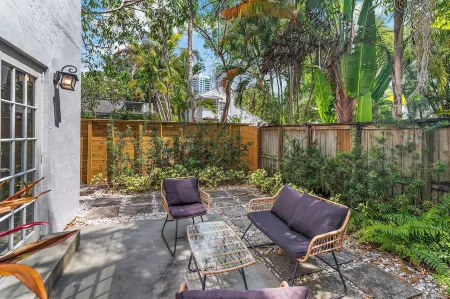 Sanctuary with private patio near Parks, Dining, Yacht Club, Marina, CocoWalk. Отели рядом с достопримечательностью «Кампонг, Нешнел Тропикал Ботаникал Гарден»