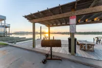 Waterfront Condo: Stunning Sunsets, Fishing, Patio, & 4 minutes from the beach!