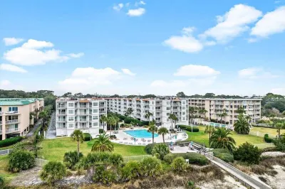 Balcony Ocean View, Pool & Pickleball! Steps to the Beach and Restaurants!