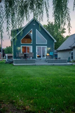 Waterfront Retreat with AC and WiFi in Houghton Lake