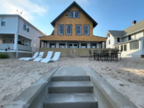 PRIVATE BEACH: A PALACE IN PARADISE @ NIANTIC W/ 6 QUEENS 1 TWIN BED Hotels in Niantic
