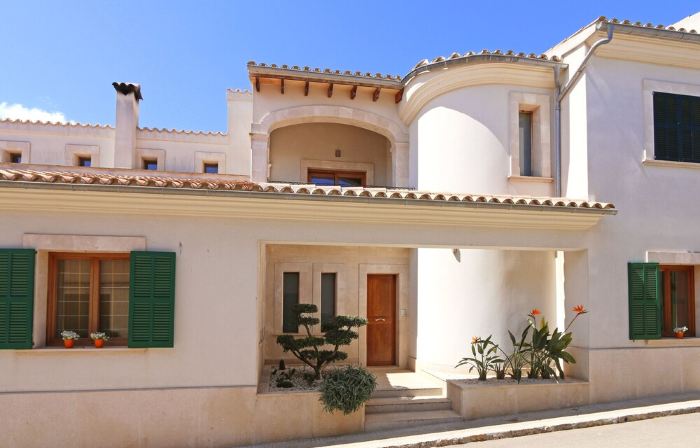 Spacious, high quality, terrace, pool, garden, family-friendly, central, WiFi