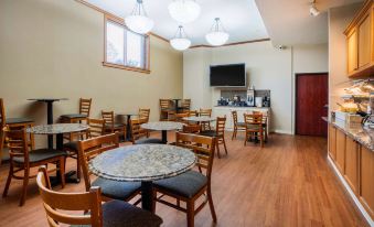 La Quinta Inn & Suites by Wyndham Portland Airport