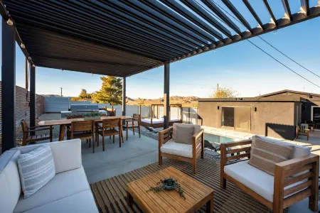 Reel House - Pool, Hot Tub, A/C, BBQ, 100in projector Movie Room, Pet Friendly!