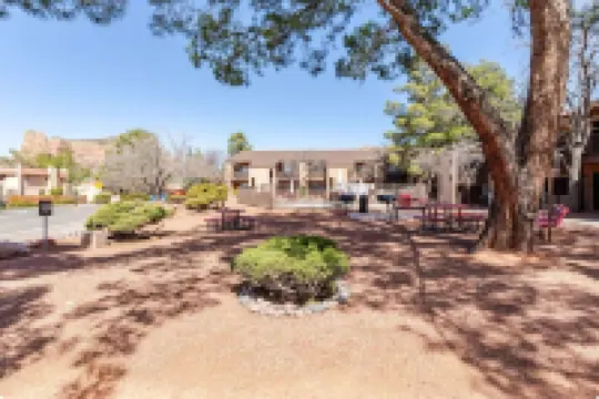 Charming Red Rock Poolside Condo with WiFi, AC in superb Sedona
