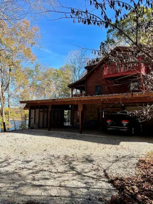 Secluded lakeside retreat with lake view and hot tub. Close to Mammoth Cave.