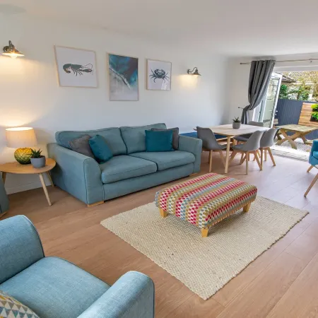Oceanside | Sleeps 6 |Walk to Beach & Stylish
