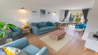 Oceanside | Sleeps 6 |Walk to Beach & Stylish - วิลล่า