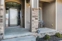 Spacious Retreat in West Omaha 2 King 3 Queen Beds