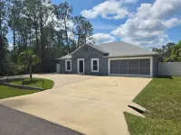 Relaxing Pool Home with spacious parking, close to Flagler Beach & Daytona Hotels near Target