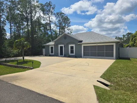 Relaxing Pool Home with spacious parking, close to Flagler Beach & Daytona