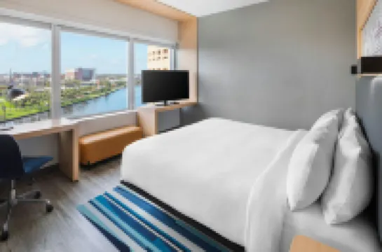 アロフト タンパ ダウンタウン タンパ会議センター周辺のホテル