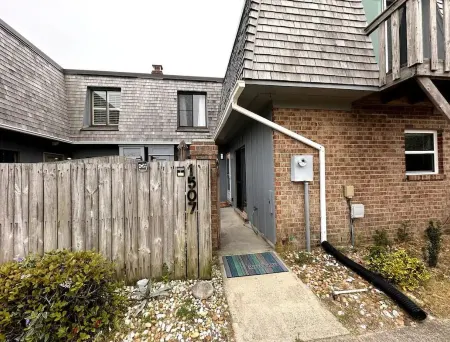 KH Escape! Pool+Tennis+Basketball+0.8 mi to Beach!