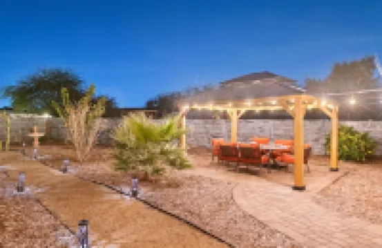 ~The Hummingbird House~  Sauna, Two King Beds, Mountain Views! Hotels near Mystery Castle