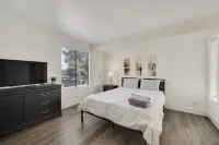 Cozy Remodeled Home close to main freeways and marina!