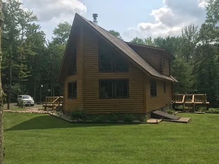 secluded log home, minutes from all star village in Oneonta