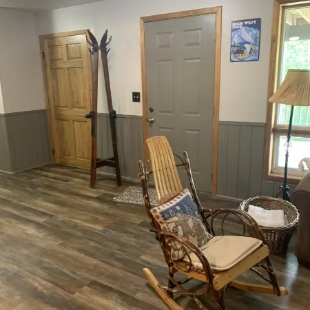 Newly renovated, hot tub and 1 mile from town, across from Holimont!