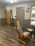 Newly renovated, hot tub and 1 mile from town, across from Holimont!
