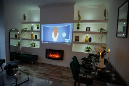 Middleton 4-Beds Sleeps 7 with Street Parking Отели в г. Чаддертон