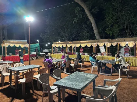 Gujarat Bhavan Hotel Отели в г. Матеран